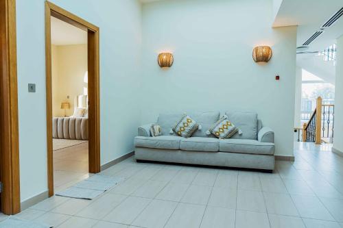 Stunning 4BR Jumeira Park Villa - image 11