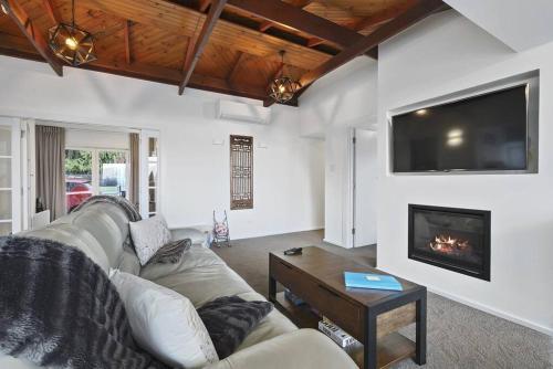 Fabulous VIEWS WALK To Town 3 Bedrooms Cosy - image 13