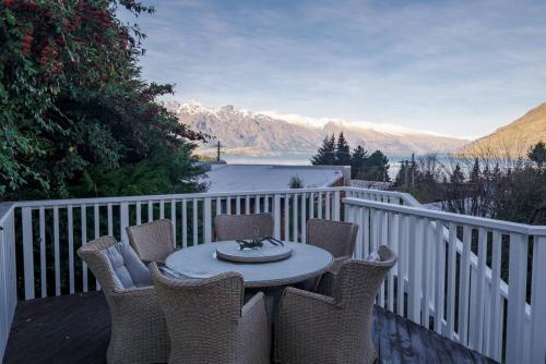 Fabulous VIEWS WALK To Town 3 Bedrooms Cosy - image 8