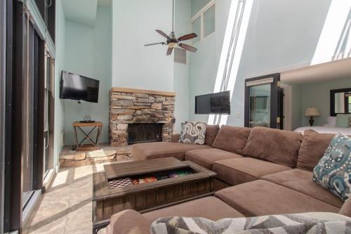 10 Guests 3BR 2BA Large Living Area & Wood Fire 10 Guests 3BR 2BA Large Living Area & Wood Fire