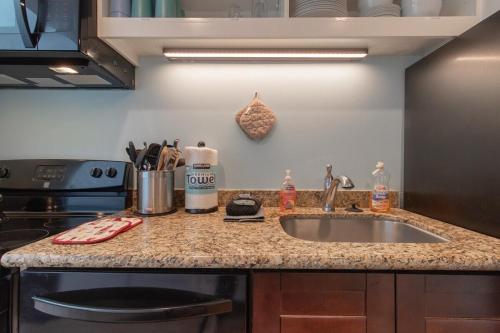 10 Guests 3BR 2BA Large Living Area & Wood Fire 10 Guests 3BR 2BA Large Living Area & Wood Fire