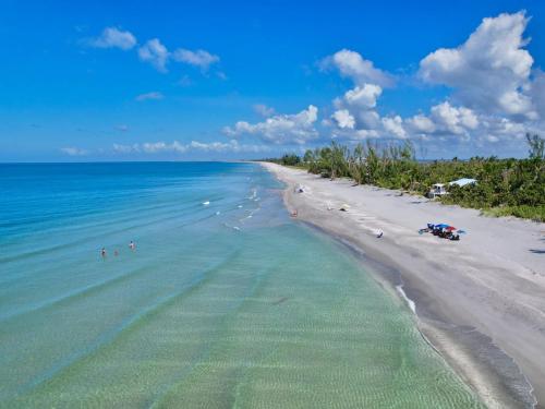 Casa Captiva - Deluxe 5 Bedroom Villa Steps to Beach in แคปติวาไอส์แลนด์ (FL)