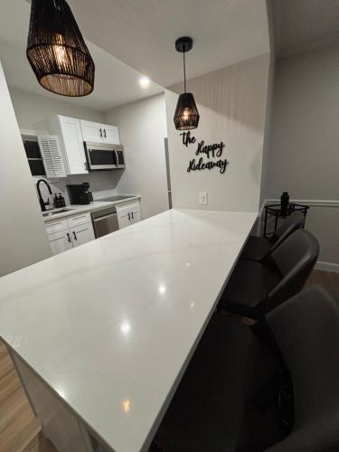 Newly Renovated Villa with King Bed and Amenities, 1 mile to Mohegan Sun in Norwich