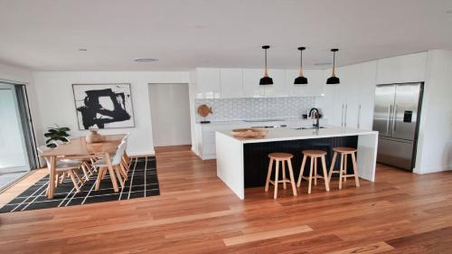 Instalaciones, The Pool House - Light and Spacious in Wamberal