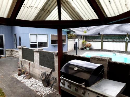 Sunny Family Haven with Pool in ตามาเทีย