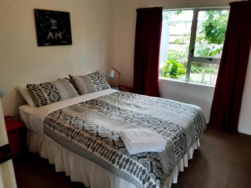 Sunny Family Haven with Pool in ตามาเทีย