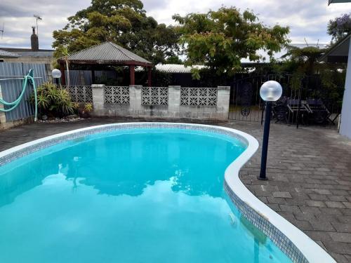 Sunny Family Haven with Pool in ตามาเทีย