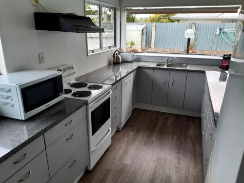 Sunny Family Haven with Pool in ตามาเทีย