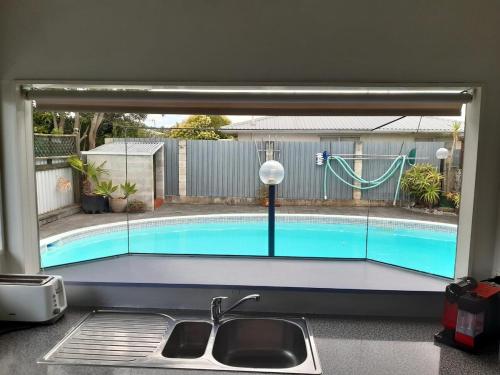 Sunny Family Haven with Pool in ตามาเทีย