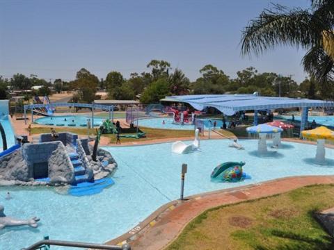 Aquapark, The Holiday Hut in Lightning Ridge
