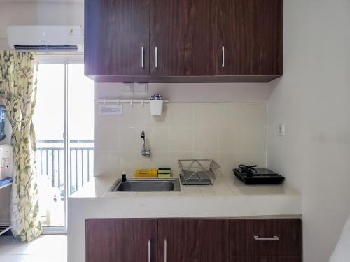 kuhinja, Warm and Cozy Studio at Cinere Resort Apartment By Travelio in Sukmajaya