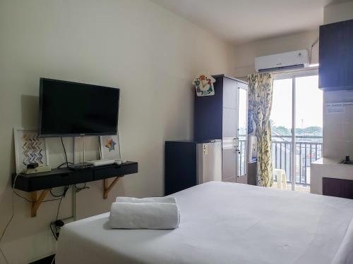 Warm and Cozy Studio at Cinere Resort Apartment By Travelio in Sukmajaya