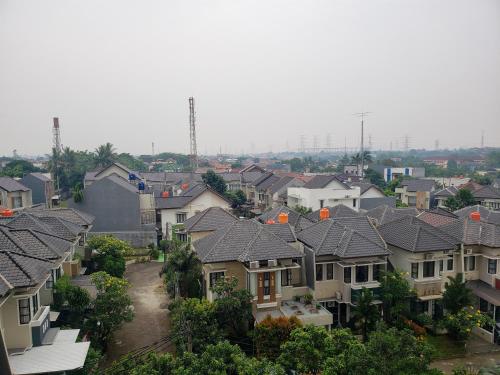 Warm and Cozy Studio at Cinere Resort Apartment By Travelio in Sukmajaya