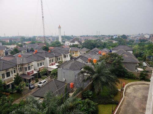Warm and Cozy Studio at Cinere Resort Apartment By Travelio in Sukmajaya