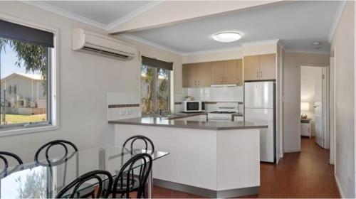 ห้องครัว, ดิสคัฟเวอรี พาร์ค - พิลบารา คาร์ราทา (Discovery Parks - Pilbara Karratha) in คาร์ราต้า