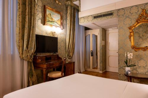 Superior Double or Twin Room image 5