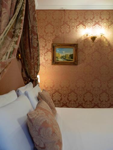 Superior Double or Twin Room image 9