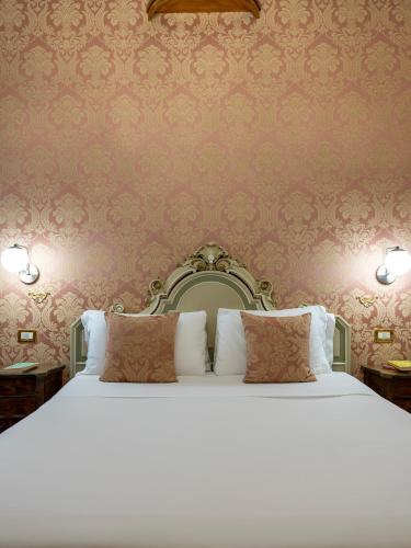 Deluxe Double or Twin Room image 5
