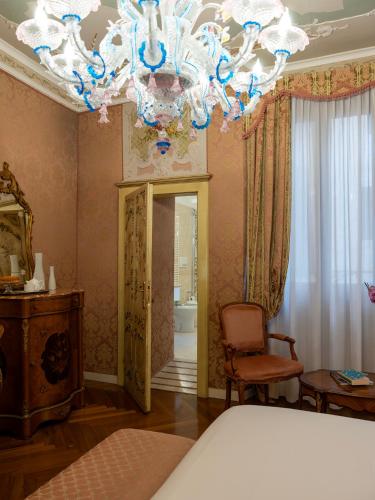 Deluxe Double or Twin Room image 6