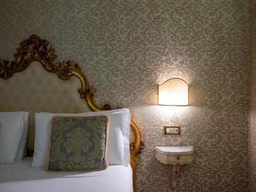 Small Double Room image 2
