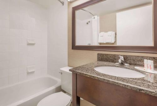 Baymont by Wyndham Red Deer Room Type - Suite, 2 Queen Beds, Non Smoking, Kitchenette