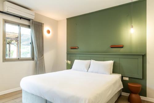 4 twin beds