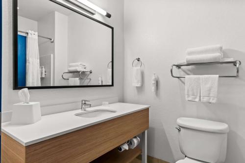 Spark by Hilton San Antonio near Seaworld - 화장실