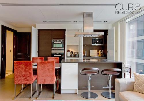 Luxurious West Kensington Flat with City Views - image 3