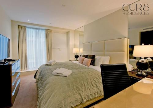 Luxurious West Kensington Flat with City Views - image 10
