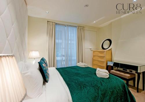 Luxurious West Kensington Flat with City Views - image 2