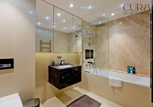 Luxurious West Kensington Flat with City Views - image 7