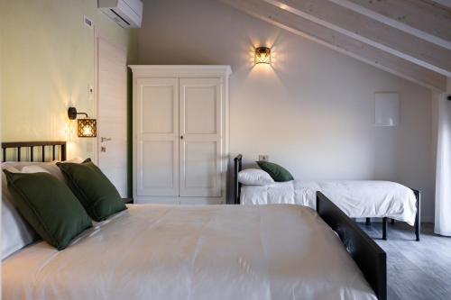 1 queen bed, 1 twin bed