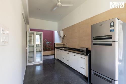 keuken, StayVista at Hideaway to Heaven - Lawn & Bonfire in Somnath Shinde Nagar