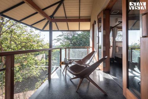 balkon/terras, StayVista at Hideaway to Heaven - Lawn & Bonfire in Somnath Shinde Nagar