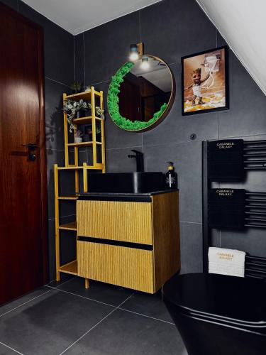 Fürdőszoba, Cabana Luna & Terra A Frame by Cabanele Galaxy in Vulcana De Sus