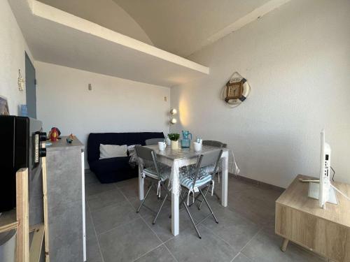 Appartement rénové avec vue marina Gruissan GN140-1033 - image 2