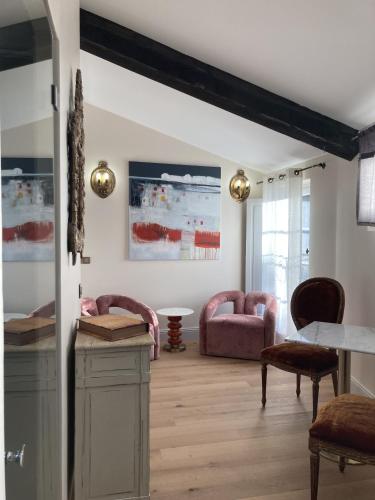 One-Bedroom Apartment image 2