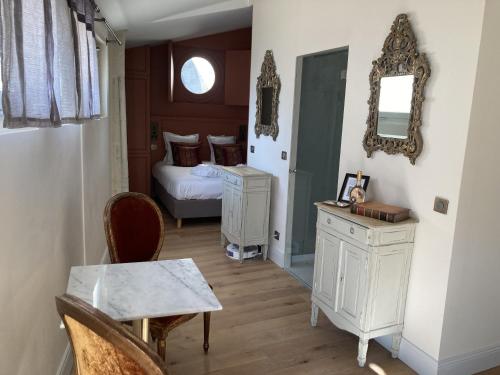 One-Bedroom Apartment image 4