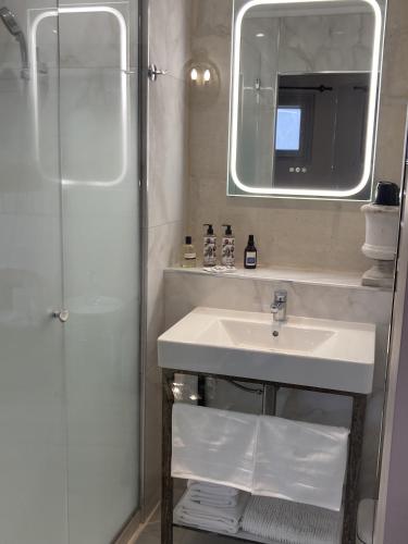 One-Bedroom Apartment image 3