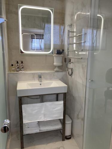 One-Bedroom Apartment image 6
