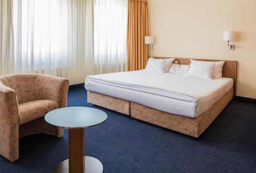 1 queen bed, 1 sofa bed