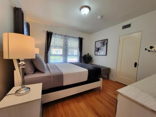Perfectly located Pico Robertson 3 bedroom apartment Walk to restaurants WIFI TV Game Console Parking 5 minutes to Rodeo Drive, Los Angeles (fotografie 10)