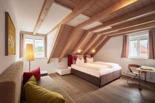 1 queen bed, 1 sofa bed
