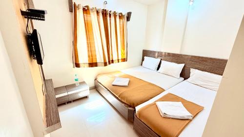 HOTEL GRKK - Near Shri Saibaba Samadhi Temple Shirdi in ศิวะนคร