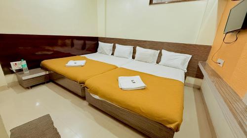 HOTEL GRKK - Near Shri Saibaba Samadhi Temple Shirdi in ศิวะนคร