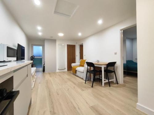 sala de TV, 2 Bed Chippenham House with Parking in Chippenham