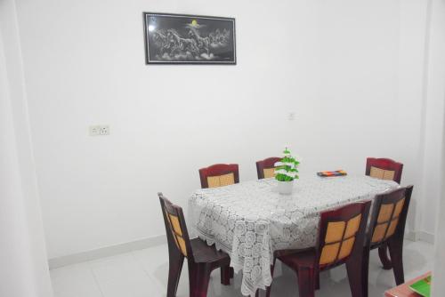 Three-Bedroom House image 1