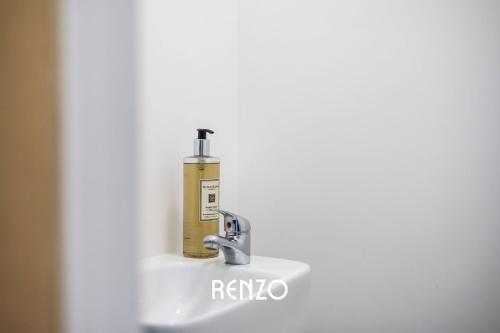 Vibrant 1-bed Home in Newark on-Trent by Renzo, Perfect for Contractors, Free Parking! Vibrant 1-bed Home in Newark on-Trent by Renzo, Perfect for Contractors, Free Parking!