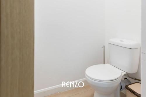 Vibrant 1-bed Home in Newark on-Trent by Renzo, Perfect for Contractors, Free Parking! Vibrant 1-bed Home in Newark on-Trent by Renzo, Perfect for Contractors, Free Parking!