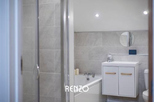 Vibrant 1-bed Home in Newark on-Trent by Renzo, Perfect for Contractors, Free Parking! Vibrant 1-bed Home in Newark on-Trent by Renzo, Perfect for Contractors, Free Parking!